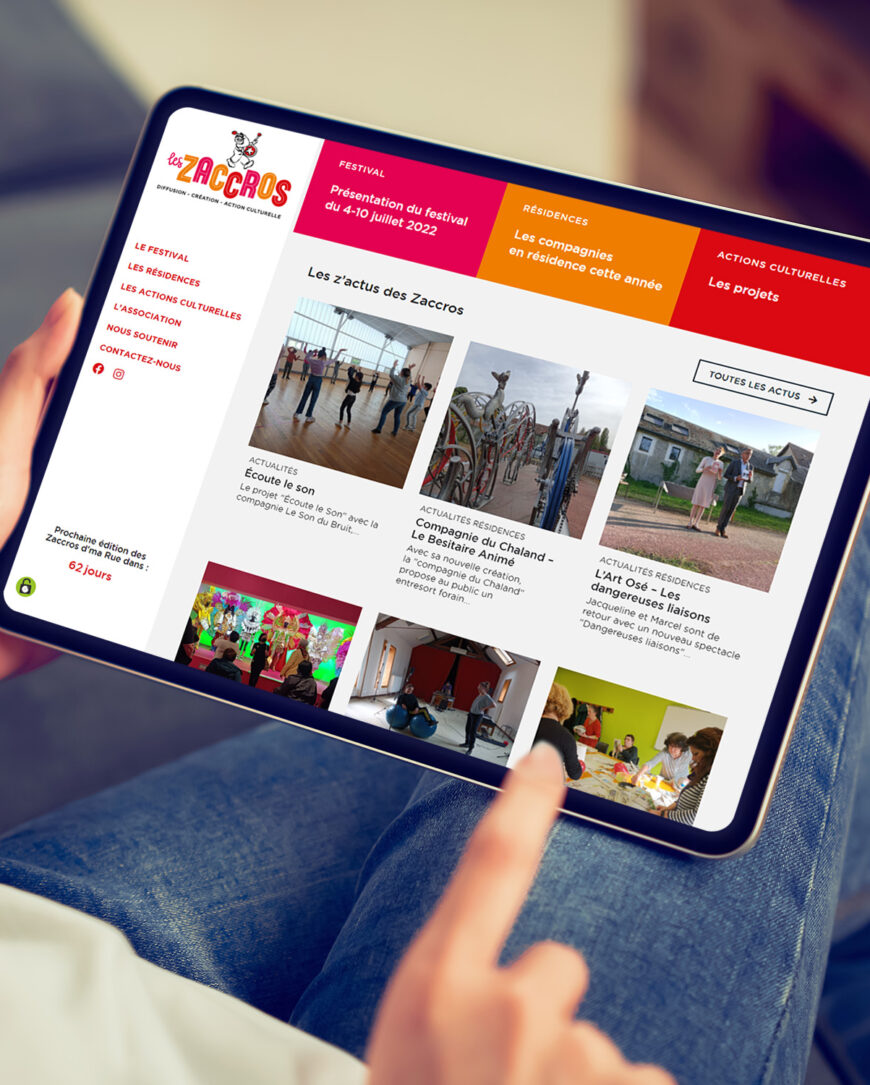 une personne consulte le site internet "zaccros.org" sur une tablette