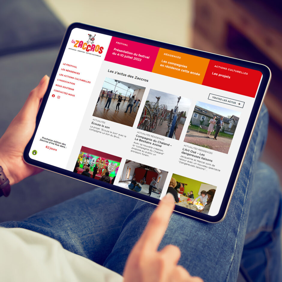 une personne consulte le site internet "zaccros.org" sur une tablette
